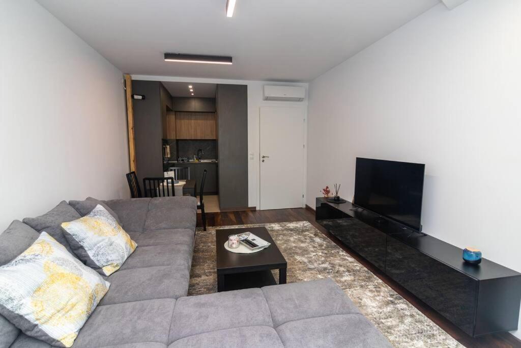 Georgi'S 1 Bedroom Quiet Apartment With Garage โซเฟีย ภายนอก รูปภาพ